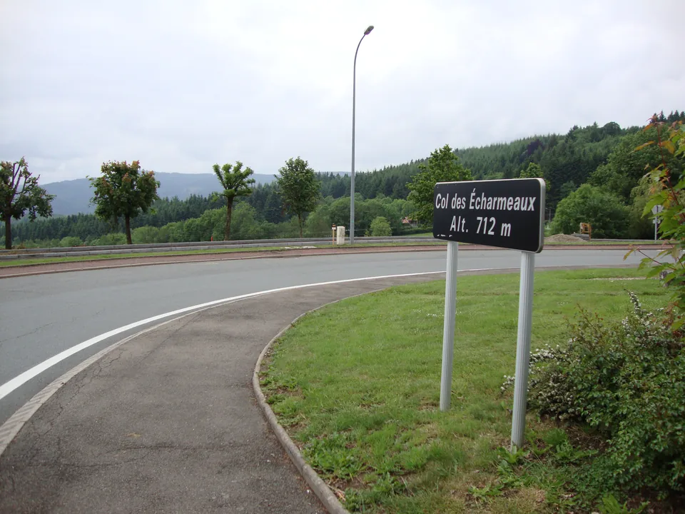 Panneau du col des Écharmeaux au bord de la route à Poule-les-Écharmeaux