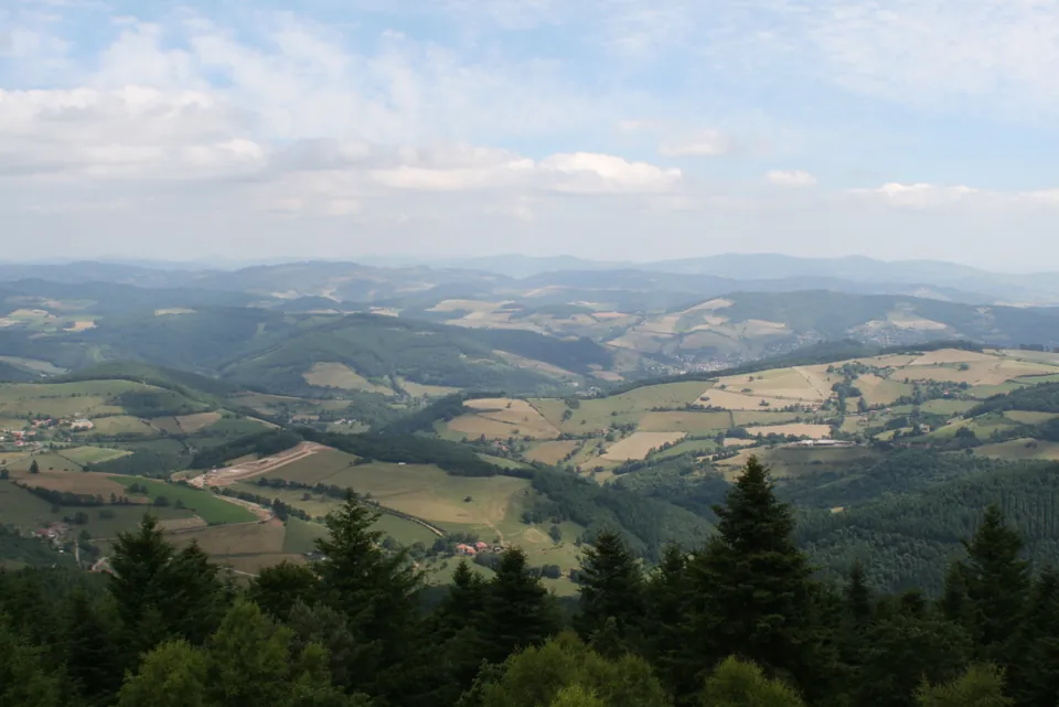 Tarare et les monts du Beaujolais vus depuis le balcon de la tour Matagrin