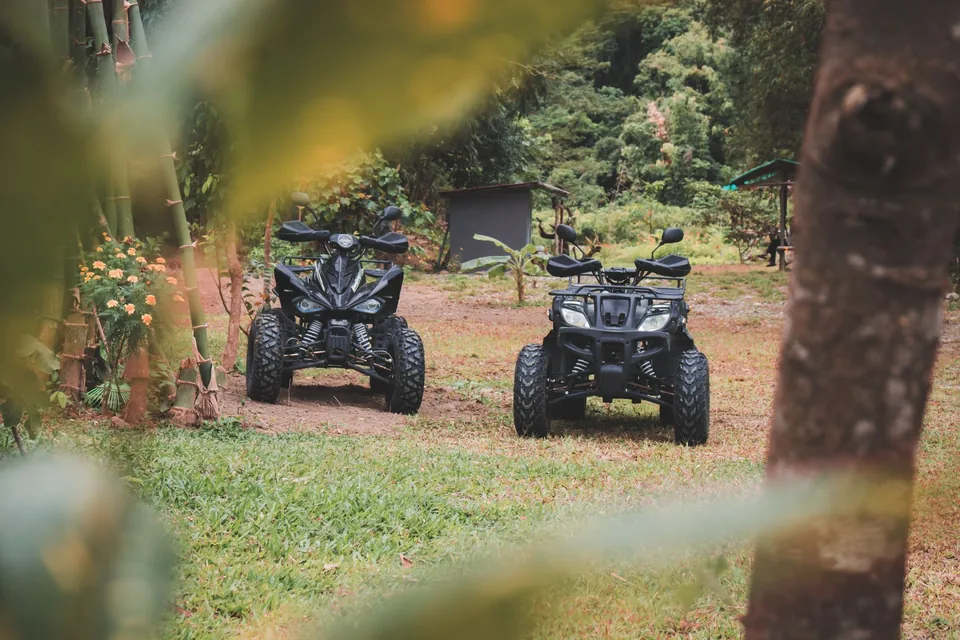 Deux quads à l’arrêt dans une forêt