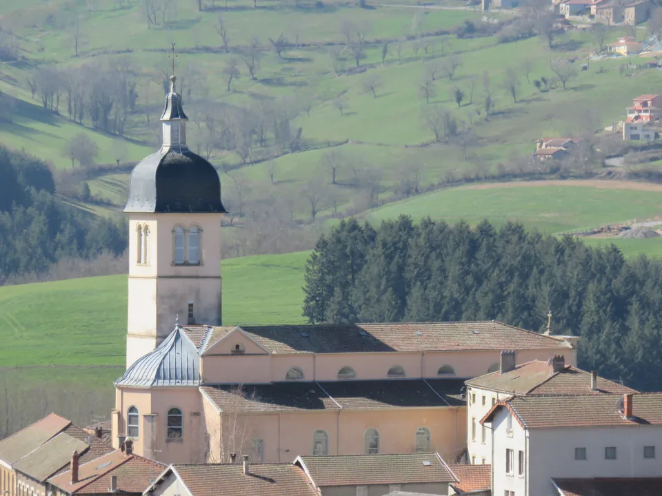 Vue du village et de l’église de Grandris depuis le calvaire